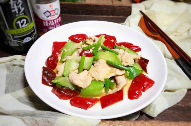 红椒丝瓜炒肉片