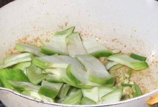 放入丝瓜炒匀至变色