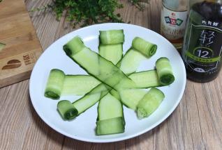 卷成卷，摆入盘中