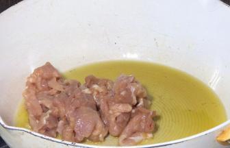 起锅烧油至4成热，放入腌制好的瘦肉，中火煸炒
