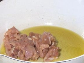 起锅烧油至4成热，放入腌制好的瘦肉，中火煸炒