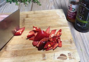 红椒去蒂去籽后，洗净切成小块备用