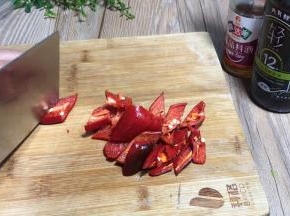 红椒去蒂去籽后，洗净切成小块备用