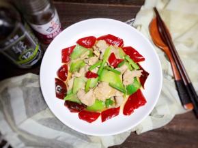 一道美味的红椒丝瓜炒肉片就做好了