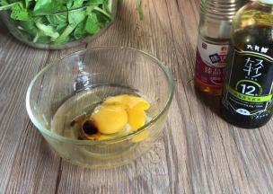 鸡蛋打入碗中，加入料酒、轻盐酱油划打成蛋液