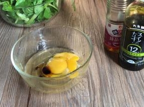 鸡蛋打入碗中，加入料酒、轻盐酱油划打成蛋液