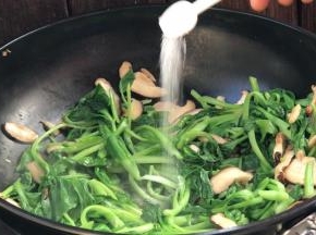 加盐炒匀