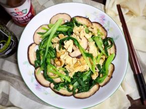 一道美味的青菜香菇炒鸡蛋就做好了