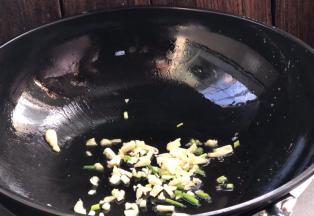 就着油锅，放入葱姜蒜炒香