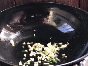 就着油锅，放入葱姜蒜炒香