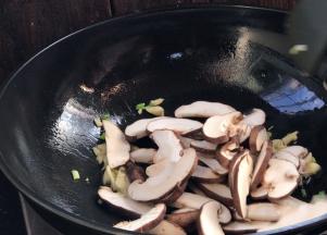 放入香菇炒至变色