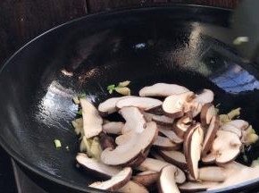 放入香菇炒至变色