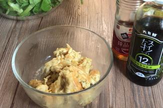 炒成小块，出锅备用