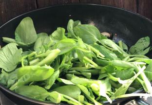 放入青菜，翻炒均匀至断生