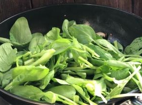 放入青菜，翻炒均匀至断生