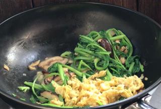 加入鸡蛋，翻炒均匀