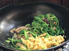 加入鸡蛋，翻炒均匀