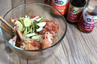 放入鸡腿中，拌匀腌制备用