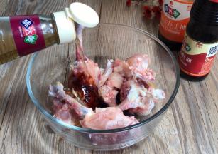 加入料酒，生抽、蚝油拌匀备用