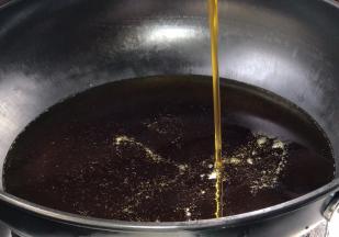 起锅烧油至5成热