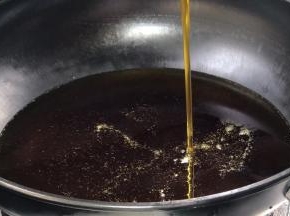 起锅烧油至5成热