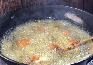 再放入鸡腿炸10秒左右