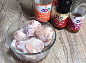 鸡腿洗净，沥干水分