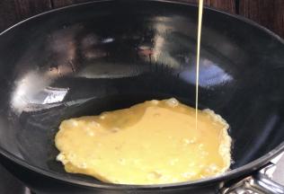 起锅热油，放入蛋液煎熟