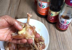 将芝士碎捏成小团，装入腌制好的鸡腿里面，用牙签封口