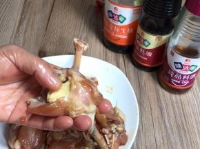 将芝士碎捏成小团，装入腌制好的鸡腿里面，用牙签封口
