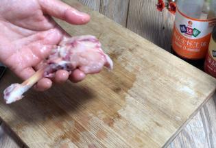 在尾部切断筋和皮，翻面留底部的筋，让骨头留在外面