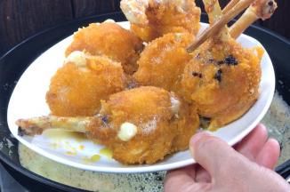 捞出鸡腿，继续烧油至八成热