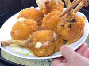 捞出鸡腿，继续烧油至八成热