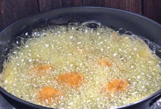 放入鸡腿，炸至定型翻面炸香