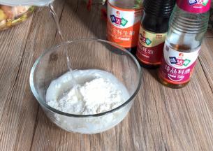 碗中放入淀粉、面粉、盐和少许清水，搅拌均匀成糊状，醒10分钟