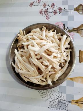 杏鲍菇洗净，撕成条状备用！