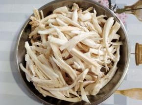杏鲍菇洗净，撕成条状备用！