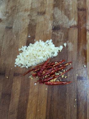蒜瓣剁成蒜末，干辣椒切成丝备用！