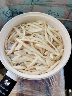 水开放入杏鲍菇煮2分钟！