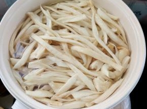 水开放入杏鲍菇煮2分钟！