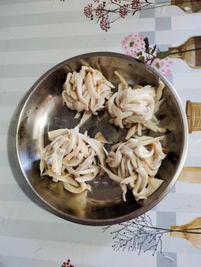 捞出过凉水，再挤干水分备用！