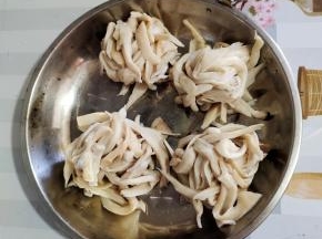 捞出过凉水，再挤干水分备用！