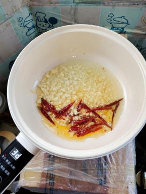 起锅烧油，放入蒜末，干辣椒爆香！