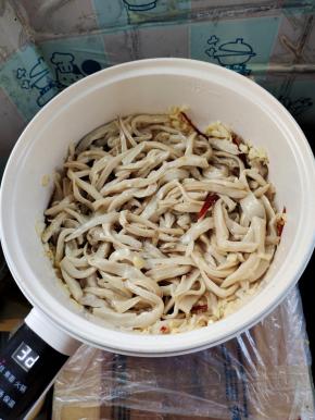 放入杏鲍菇炒干水分！