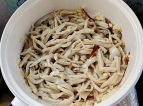 放入杏鲍菇炒干水分！
