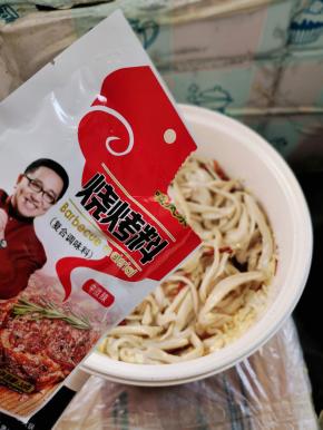 放入适量的烧烤料翻炒均匀！