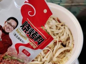 放入适量的烧烤料翻炒均匀！