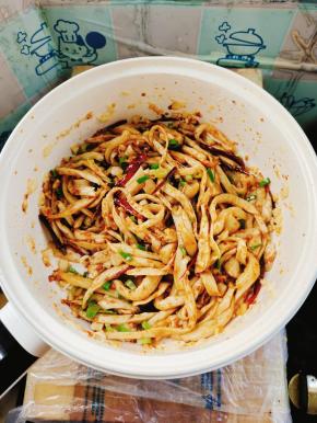 起锅前放入适量的葱花即可！