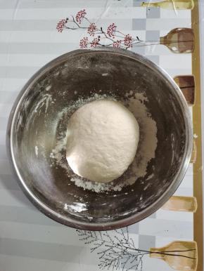 面粉中加入一勺糖，5克发酵粉，270克温水，用筷子搅拌成棉絮状，再揉成光滑细腻的面团！