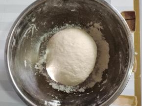 面粉中加入一勺糖，5克发酵粉，270克温水，用筷子搅拌成棉絮状，再揉成光滑细腻的面团！
